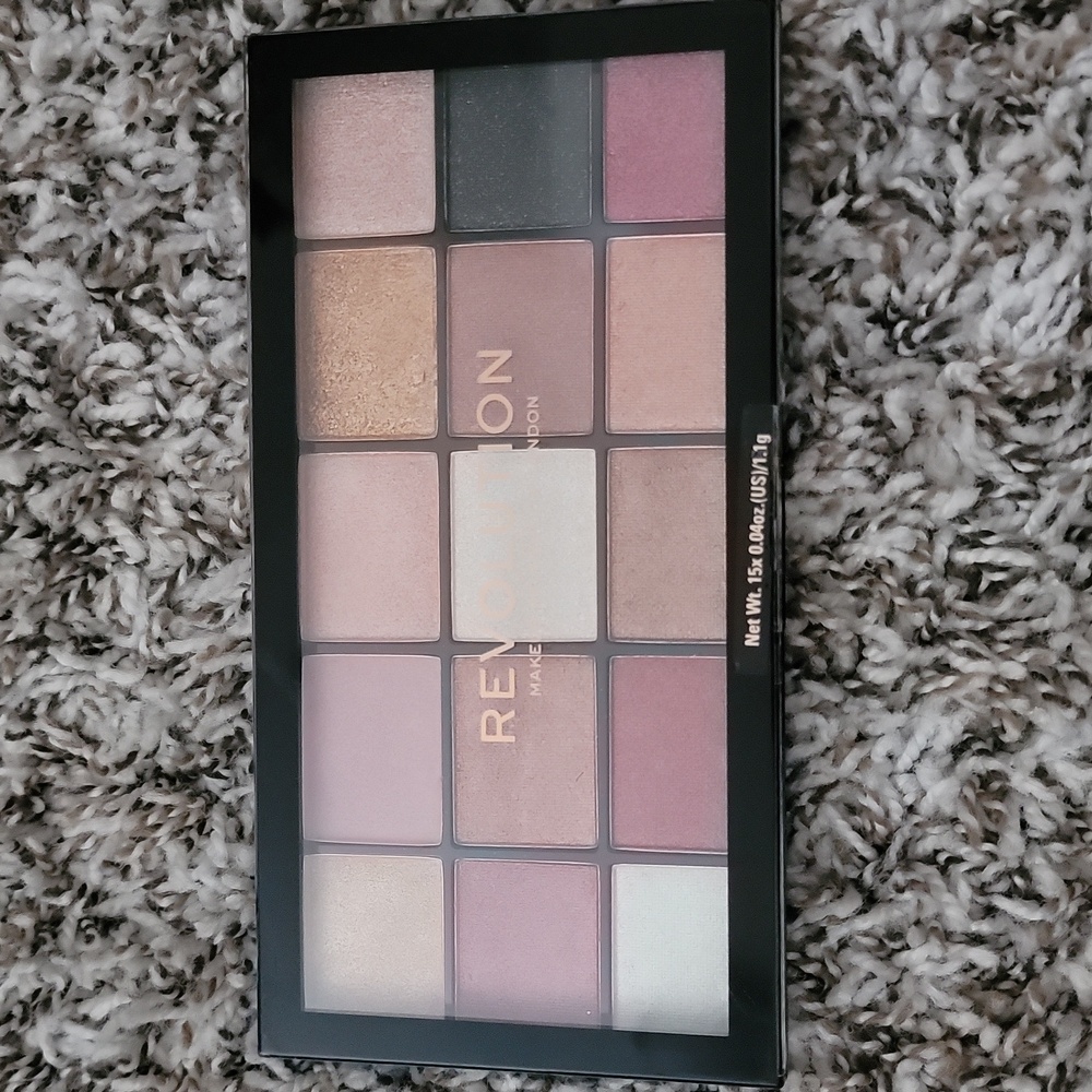 REVOLUTION EYESHADOW